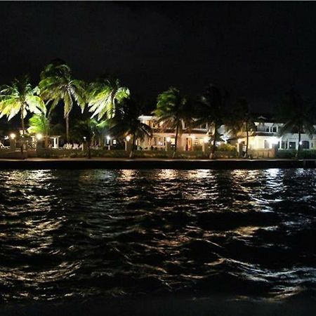Готель Isla Bonita Yacht Club Сан-Педро Екстер'єр фото
